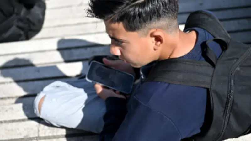 Pourquoi les adolescents ne décrochent plus le téléphone : décryptage d'une révolution silencieuse