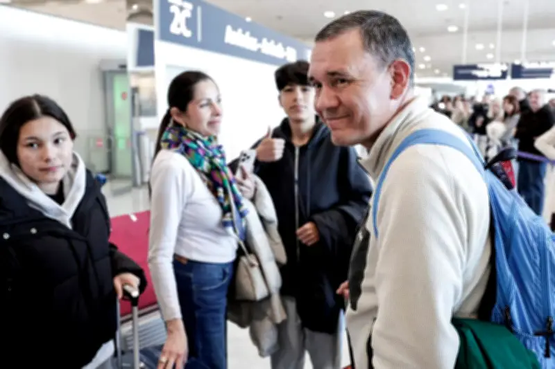 Premier vol de rapatriement de Français du Moyen-Orient atterrit à Paris dans la nuit