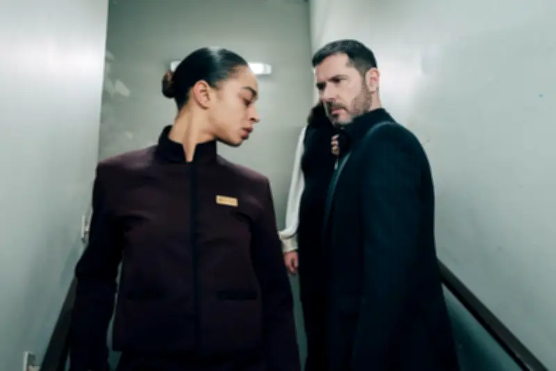 « Privilèges » sur HBO Max : un thriller social intense dans un palace parisien