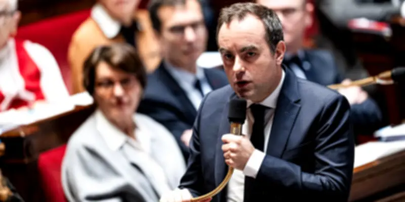 Prix de l'essence : Le RN réclame une baisse de la TVA, Lecornu dénonce une mesure démagogique