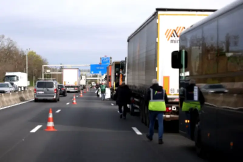 Prix du carburant : les transporteurs routiers dénoncent l'insuffisance des mesures gouvernementales