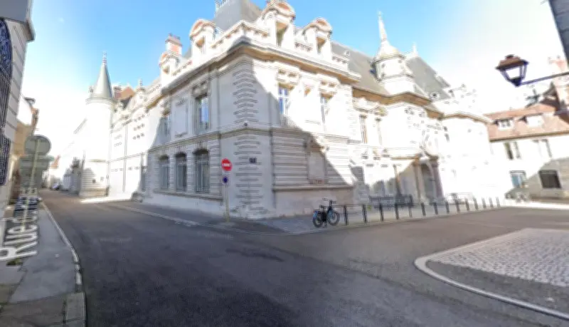 Procès à Besançon : un bûcheron accusé de chantage sexuel sur 43 adolescents