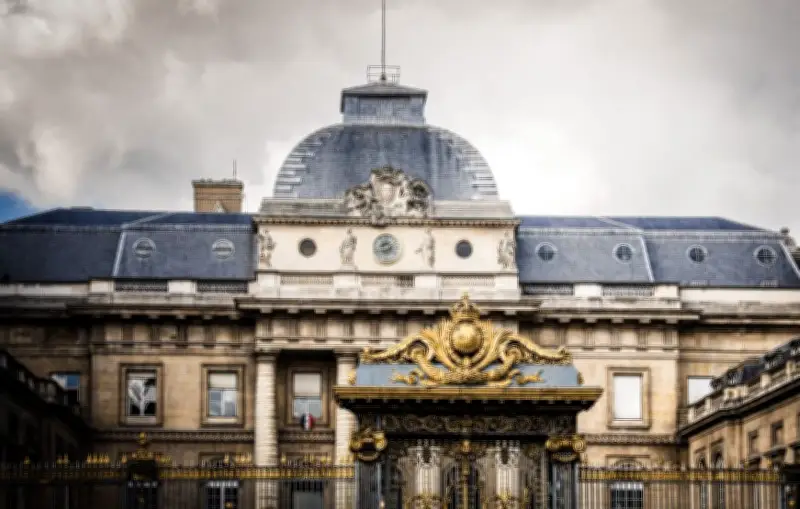 Procès d'une loge maçonnique accusée de réseau criminel organisé à Paris