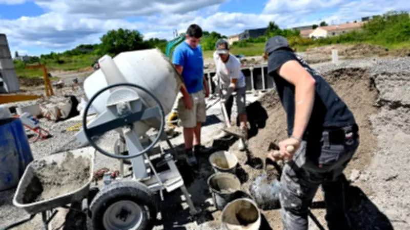Près d'Alès, les apprentis du BTP construisent un bâtiment écologique unique en France