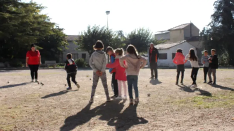 Pétanque à l'école : des champions initient les jeunes Tavelois au jeu de boules