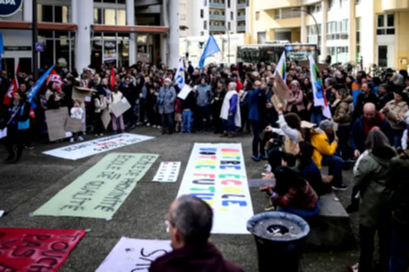 Pyrénées-Atlantiques : 250 enseignants manifestent contre la suppression de postes
