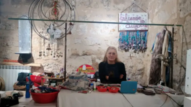 Pézenas : la façade de l'atelier de Fabienne Auzolle rénovée avec des aides publiques