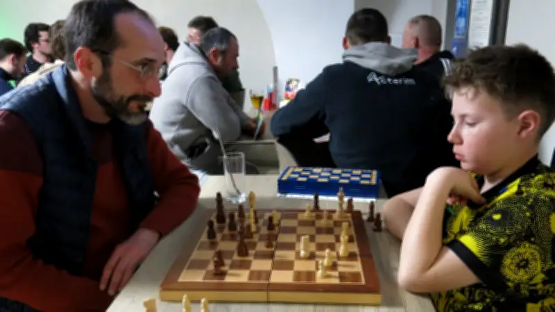Raphaël, 11 ans, maître des échecs au Café de l'Avenir de Fons dans le Gard