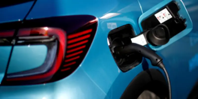 Renault abandonne les ventes de voitures thermiques pures en Europe d'ici 2030