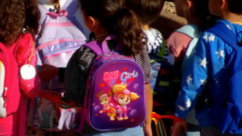 Rentrée 2025 : téléphone interdit, éducation sexuelle et IA au programme des 12 millions d'élèves