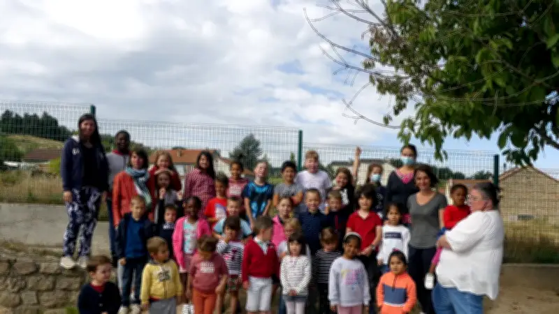Rentrée scolaire à Chambon-le-Château : intégration réussie et pédagogie en plein air