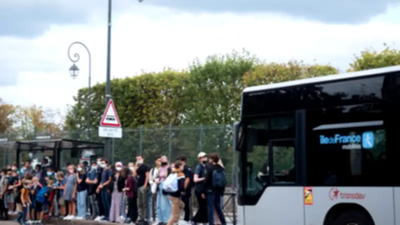 Rentrée scolaire menacée : pénurie de chauffeurs de cars pourrait priver des milliers d'enfants