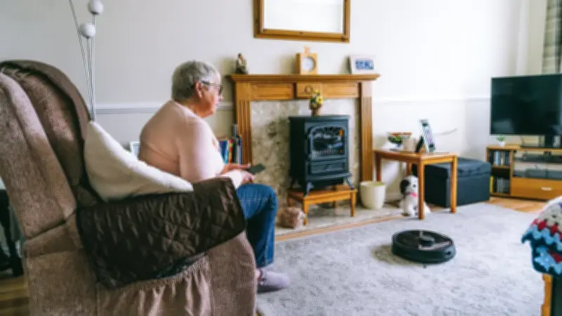 Retraitée contrainte de vendre sa maison, sans logement à cause de son revenu