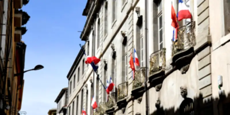 Retraits de drapeaux européens : l'extrême droite divisée sur le souverainisme