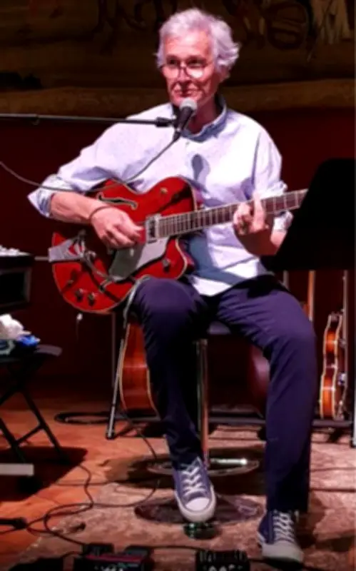 Éric Le Collen présente 'Seven' : un seul-en-scène musical avec sept guitares et histoires