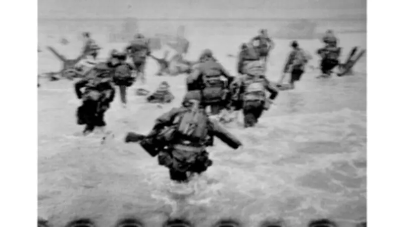 Robert Capa à Paris libéré : l'exposition qui dévoile l'homme derrière la légende