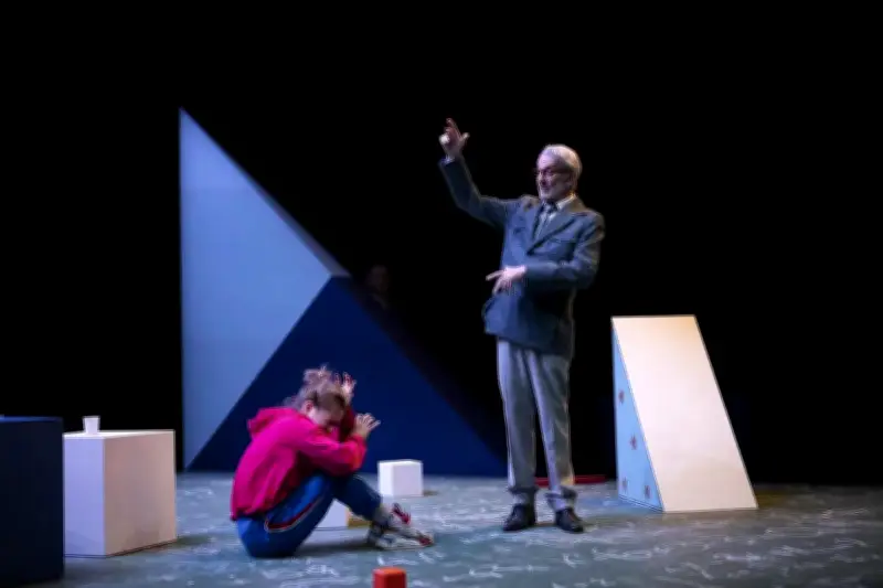 Robin Renucci met en scène 'La Leçon' d'Ionesco à Agen, une pièce toujours d'actualité