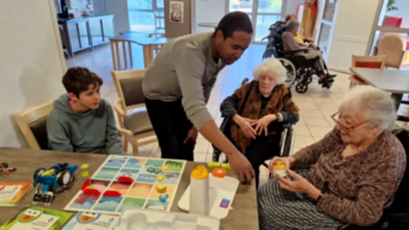 Robotique ludique à l'Ehpad de l'Orthus : des jeunes du KidLab partagent leur passion