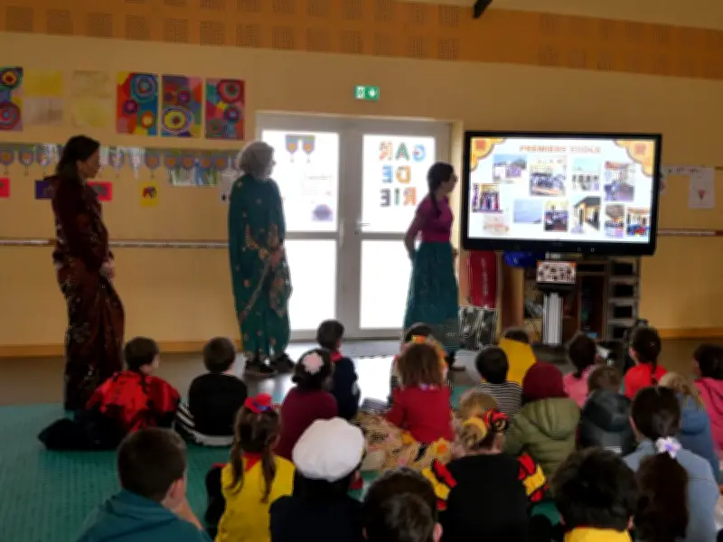 Rochefort : Un drap voyageur crée un pont entre écoliers français et indiens