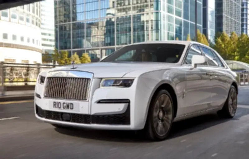 Rolls-Royce maintient ses V12 face à la transition électrique