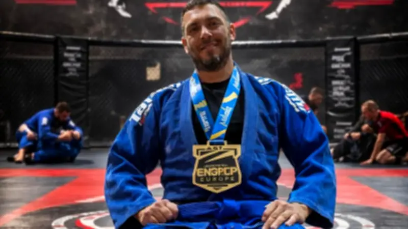 Romain Barrui décroche la ceinture bleue de jiu-jitsu après une formation intensive