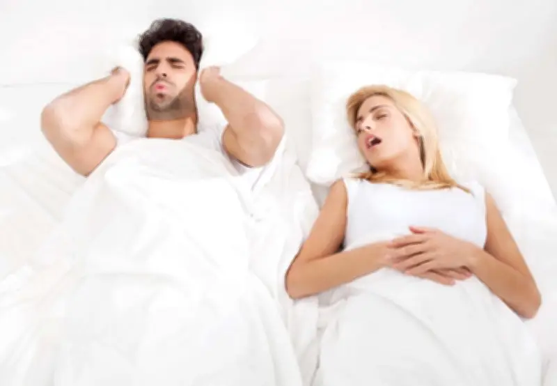 Ronflements : causes, solutions et lien avec l'apnée du sommeil