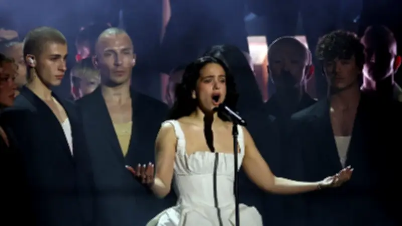 Rosalía interrompt son concert à Milan pour raison de santé, épuisée par une intoxication alimentaire