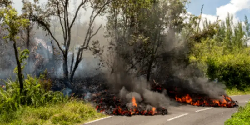 Éruption du Piton de la Fournaise : la Réunion coupée en deux par des coulées de lave