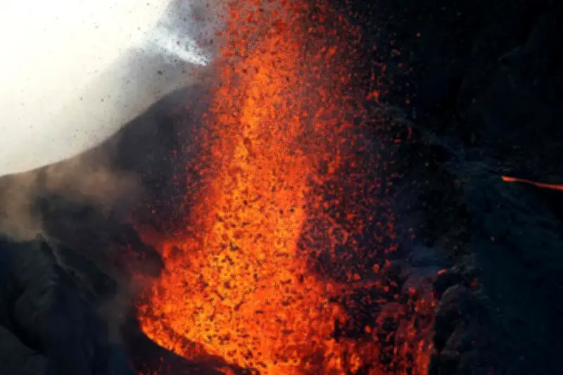 Éruption du Piton de la Fournaise à La Réunion : une coulée de lave menace une route vitale