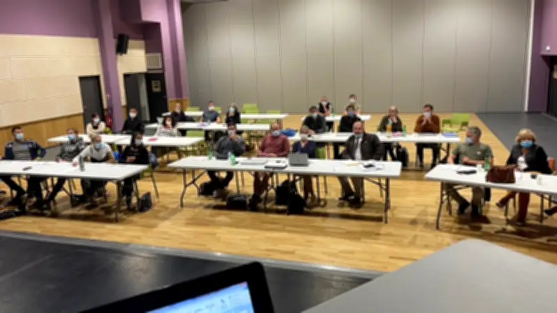 Saint-Chély-d'Apcher attribue ses équipements sportifs aux écoles lors d'une concertation