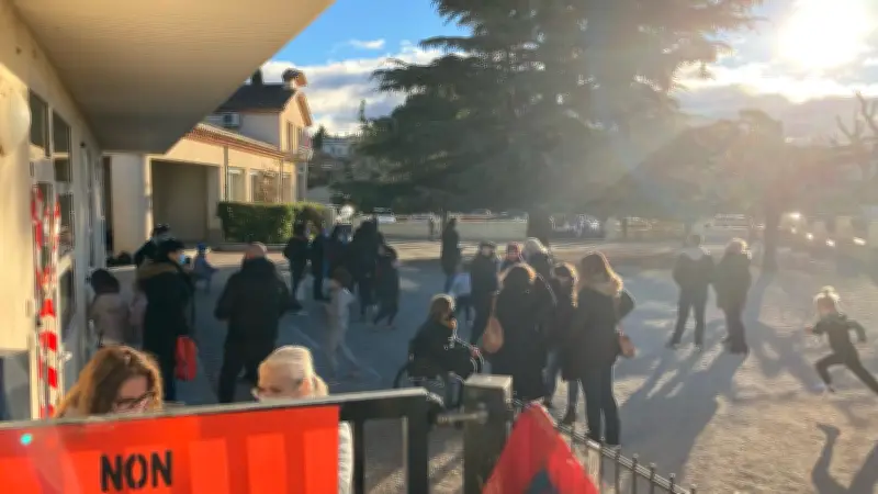 Saint-Dézéry : les parents bloquent l'école contre la fermeture d'une classe