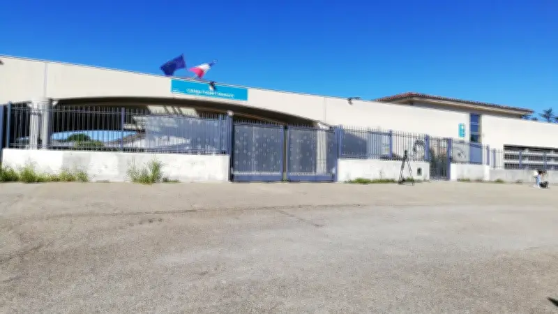 Saint-Geniès-de-Malgloirès : les enseignants soutiennent leur collègue poignardée