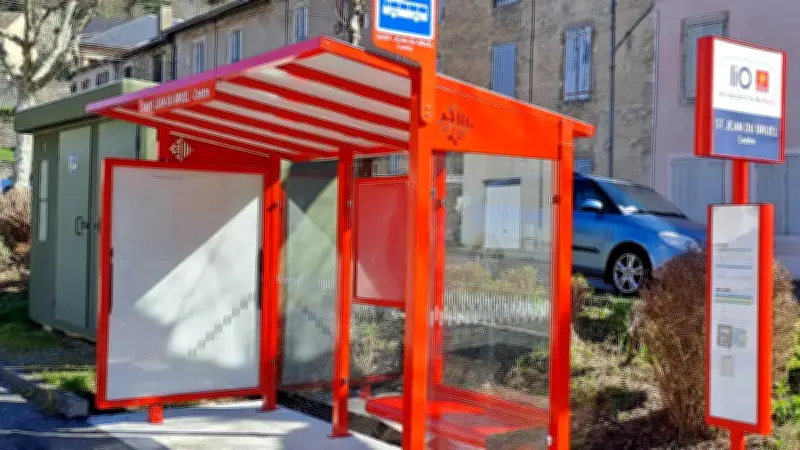 Saint-Jean-du-Bruel améliore ses transports avec un nouvel abribus place de Laborie