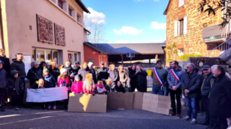Saint-Laurent-d’Olt : les parents bloquent l'école contre la fermeture d'une classe