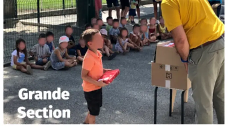 Saint-Paulet-de-Caisson : Christophe Serre offre des dictionnaires aux élèves de maternelle