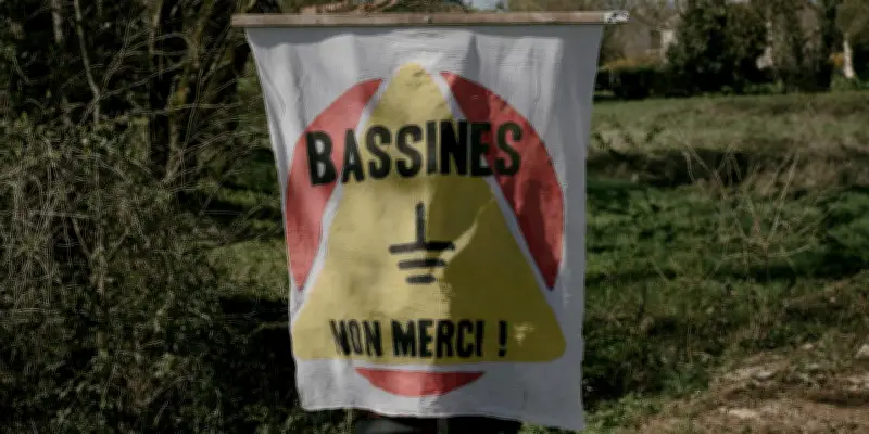 À Sainte-Soline, trois ans après les affrontements, la mégabassine empoisonne toujours la vie locale