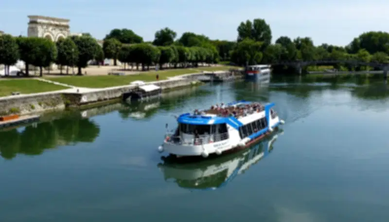 Saintes : le navire électro-solaire Bernard Palissy III, une révolution écologique sur la Charente