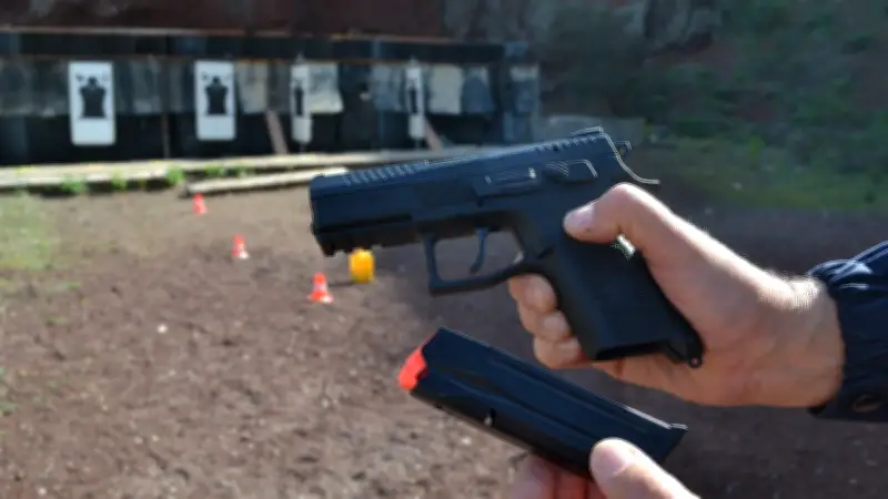Saisie d'armes sur le port de Sète : une dizaine de Glock découvertes dans un camion turc