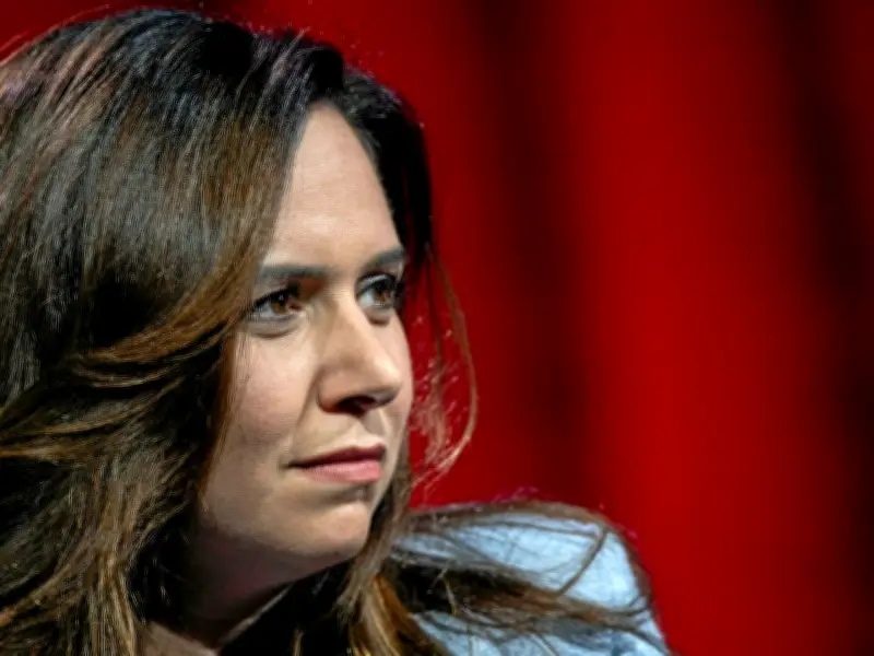 Sarah Knafo pèse le pour et le contre d'une candidature à Paris pour 2026