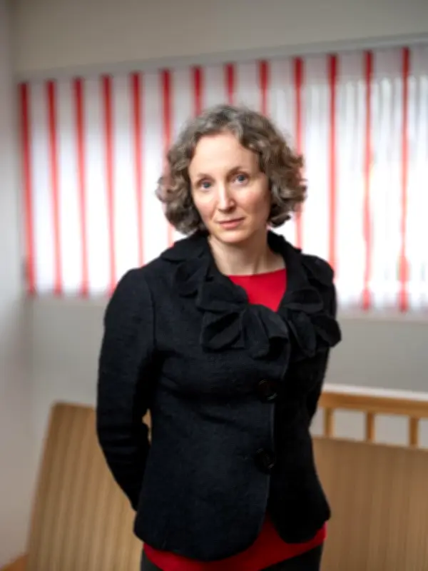 Sarah Orokieta publie un rapport d'activité sur les hauts et les bas du célibat