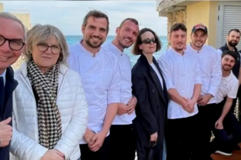 Sarah Paulson surprise à Nice : shopping vintage et déjeuner au Plongeoir