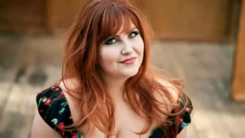 Sarah Schwab en one-woman-show à Bergerac : imitations et chants au centre culturel