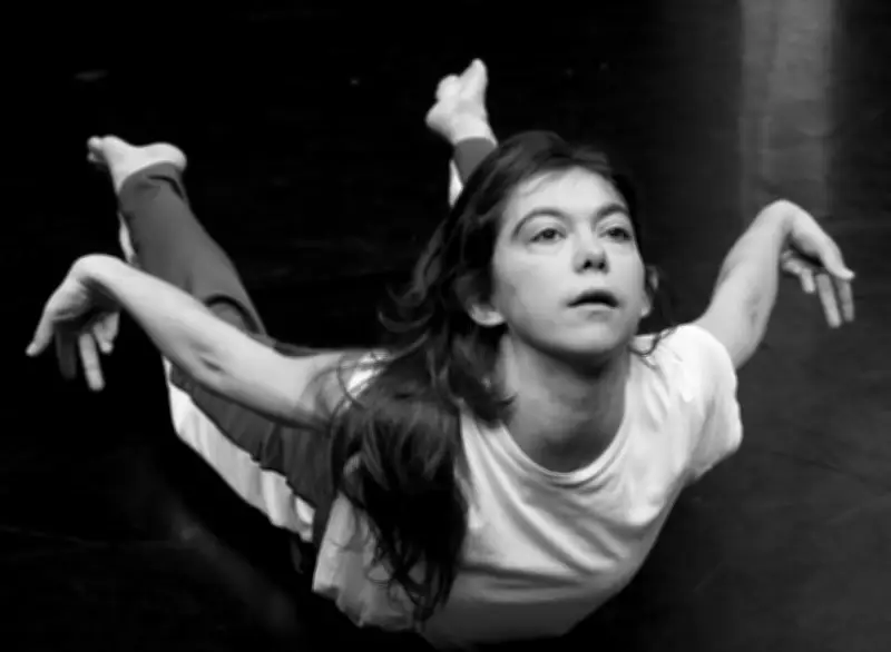 Sati Veyrunes s'inspire librement avec 'Motor Unit' pour une création théâtrale unique