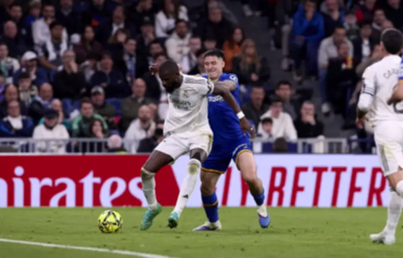 Satriano critique l'arbitrage après le coup de genou de Rudiger sur Rico