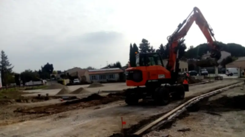 Sauveterre : un parking végétalisé de 32 places inaugure la transformation de la place du village