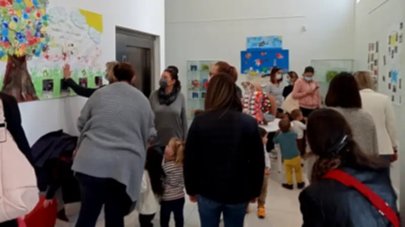 Sauvian : la crèche Aquarelle expose les œuvres des enfants à la médiathèque