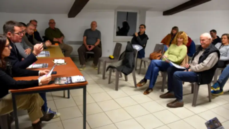 Sébastien David échange avec les habitants de Savignac sur les projets locaux