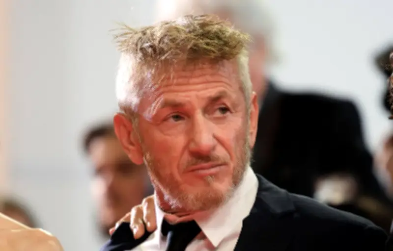 Sean Penn reçoit un Oscar ukrainien en acier d'un wagon endommagé par la Russie