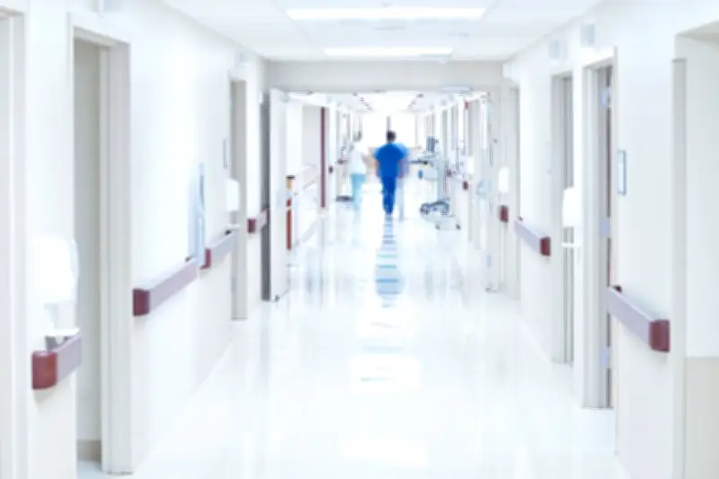 Secret médical mis à l'épreuve : un homme poursuivi pour projet d'aide au suicide maternel