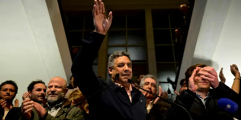 Serge Blanco, légende du rugby, entame une nouvelle vie comme maire de Biarritz